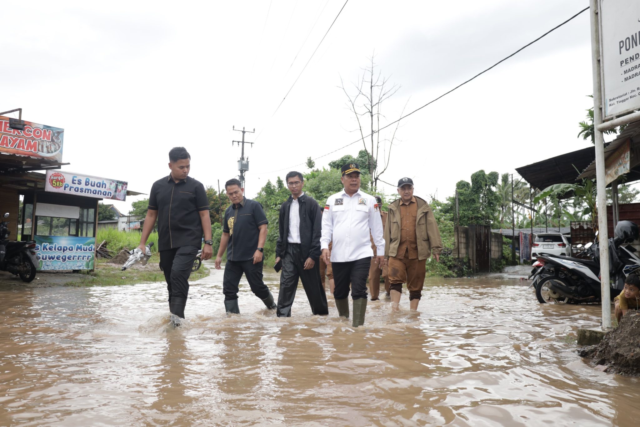 Ketua DPRD Banten Fahmi Hakim Pantau Situasi Banjir di Jalan Serang – Tunjungteja